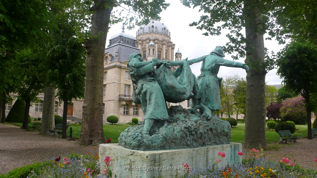 Celle ci prise depuis les jardins du Val de Grace  A droite le dome de la chapelle et l ancien hopital qui fut a l origine un couvent  jusqu en 1789 ..JPG - Photo prise depuis les jardins du Val de Grâce.  A droite le dôme de la chapelle et l'ancien hôpital qui fût a l origine un couvent  jusqu en 1789.